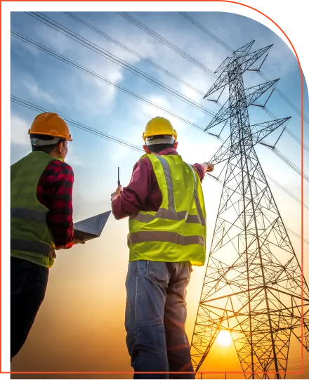 engenheiro trabalhando perto de torres eeletricas