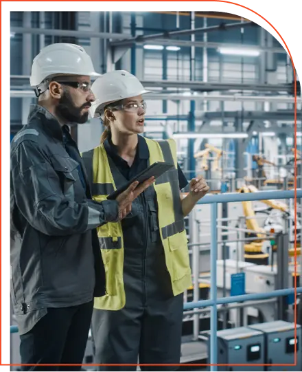 engenheiros trabalhando com capacetes na cabeça