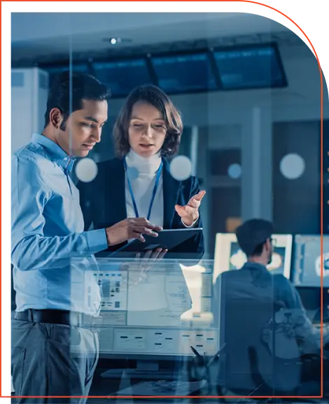 engenheiros de computação analisando dados num tablet