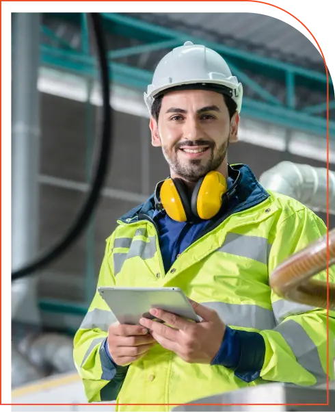 engenheiro de produção de capacete trabalhando