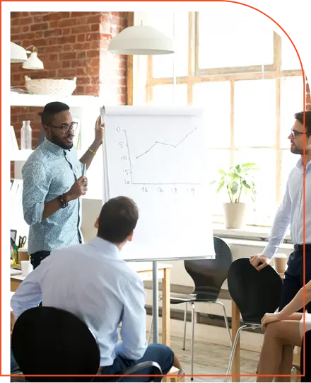 homem negro apresentando informações para sua equipe
