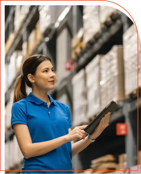 mulher conferindo armazem de logistica