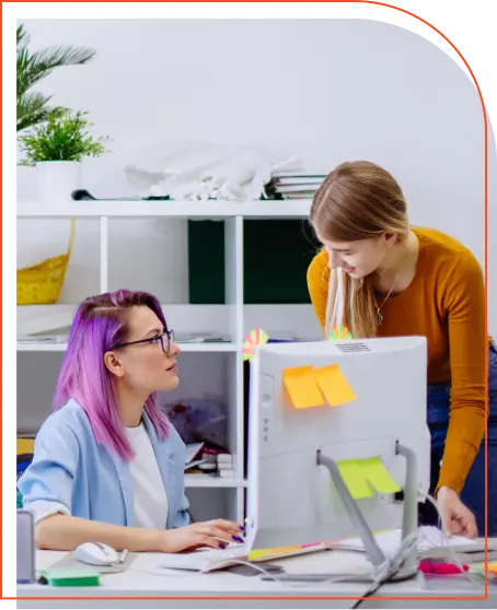 mulheres profissionais de marketing digital conversando no escritorio