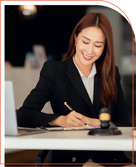 mulher oriental em seu escritorio de advocacia