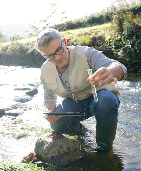 homem cientista da natueza fazendo experimentos com água de um rio