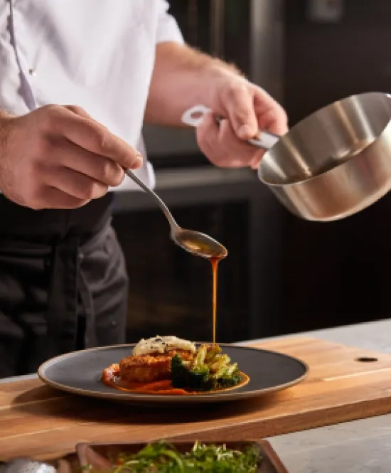 pessoa cozinhando