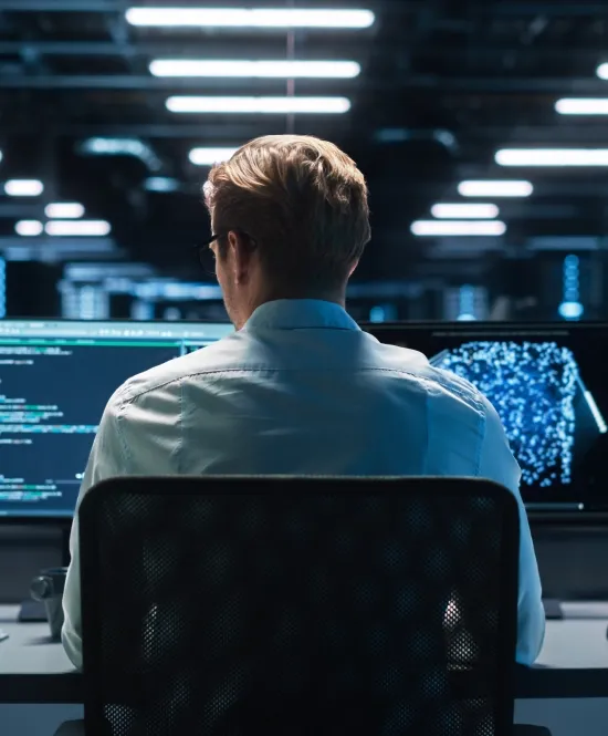 homem em frente ao computador