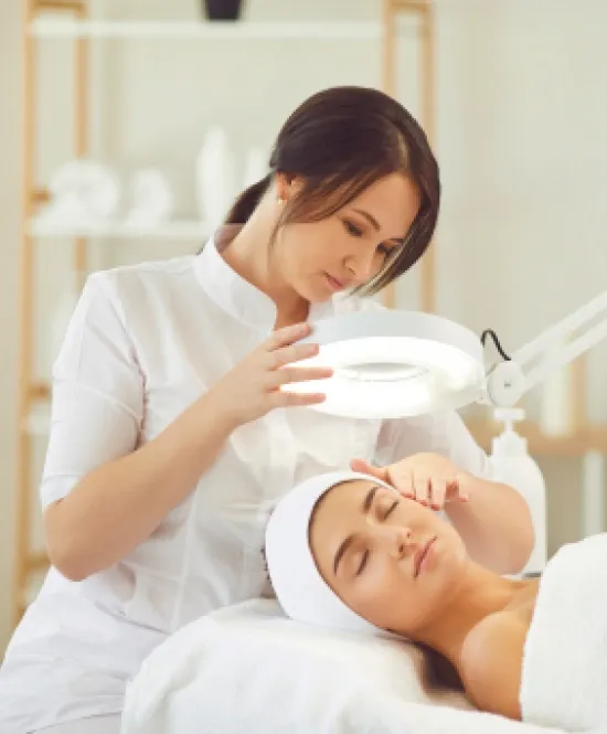 esteticista mulher com cliente