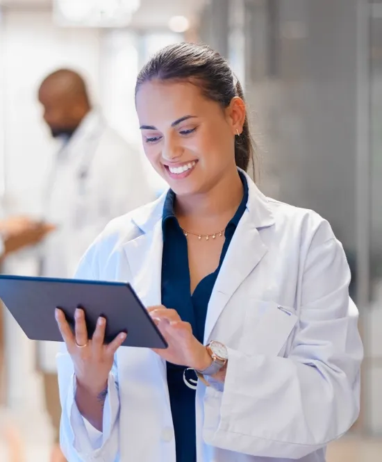 dentista olhando o tablet
