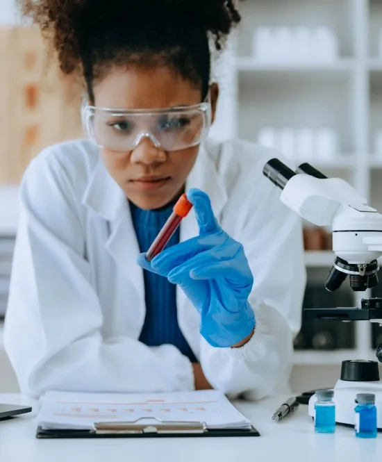 mulher negra com jaleco em um laboratorio