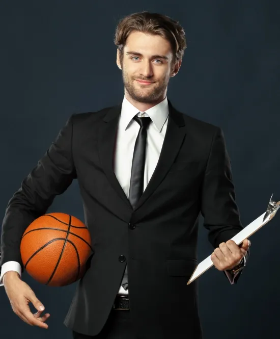 homem de terno com blosa de basquete na mão direita e papeis na mão esquerda