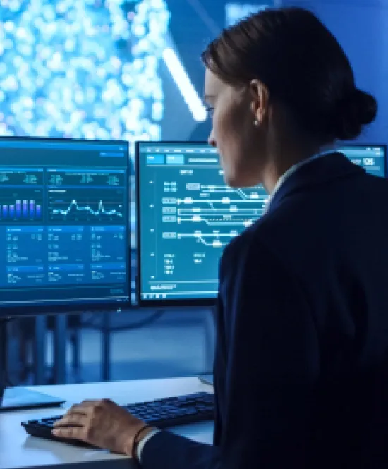 Cientista de dados analisando informações em um computador