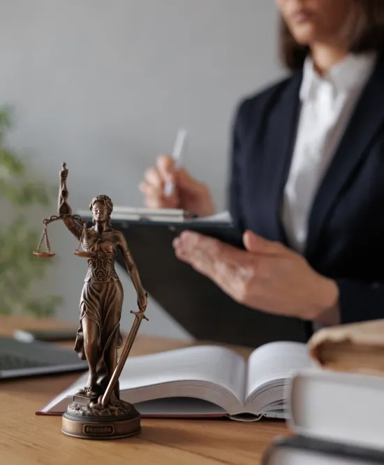 advogada em uma mesa escrevendo com terno