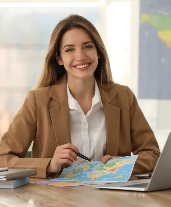mulher com mapa na mão