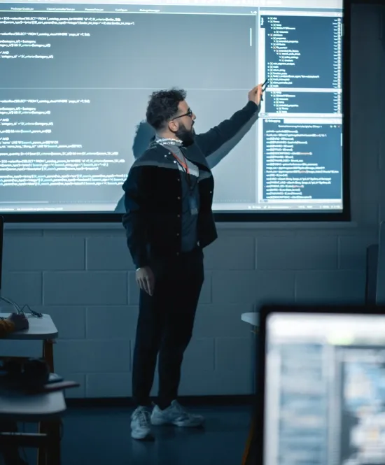 homem de terno apresentando dados em um projetor na parede