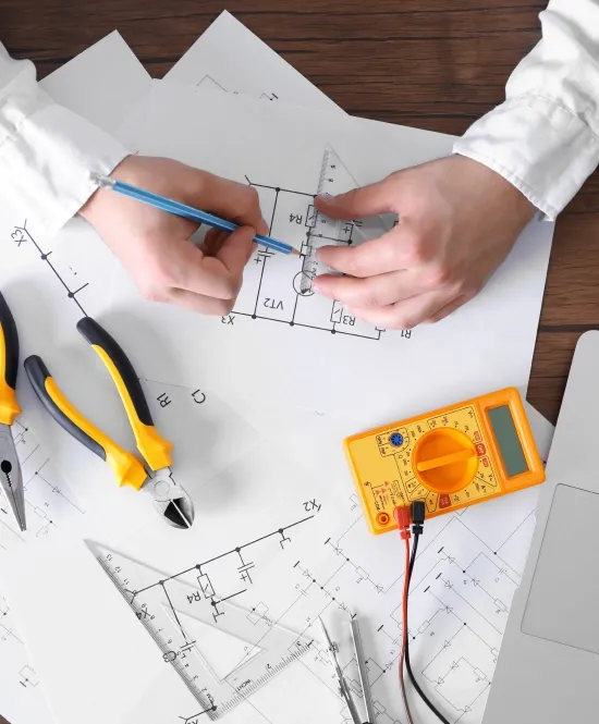 Homem utilizando esquadro para desenho