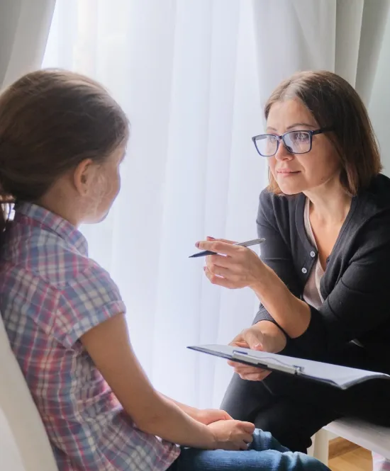 mulher conversando com uma menina criança