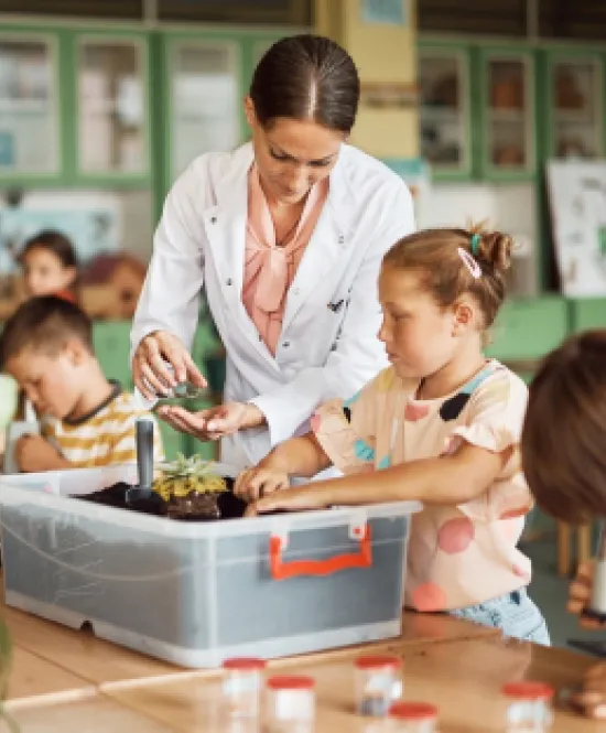 professora ensinando a aluna em sala de aula