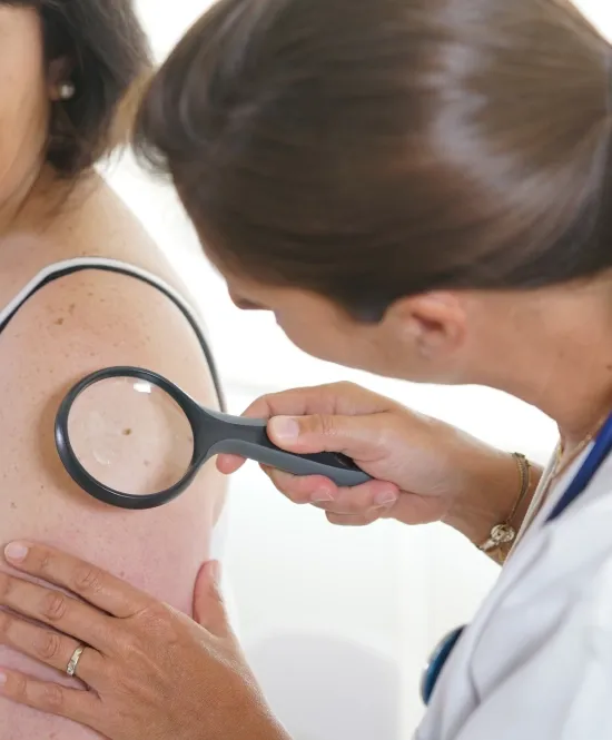 esteticista observando braço de uma mulher