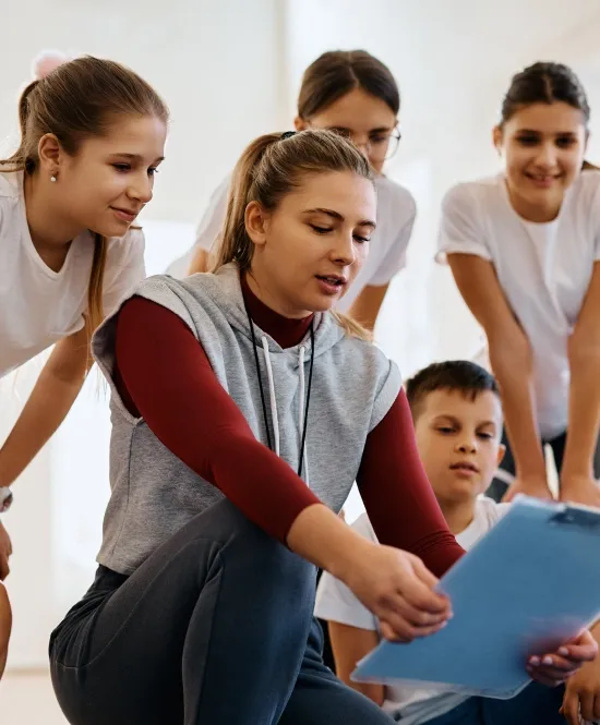 Educadora física com alunos
