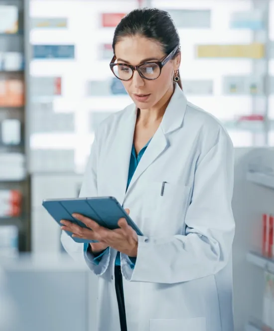 farmacéutica de óculos