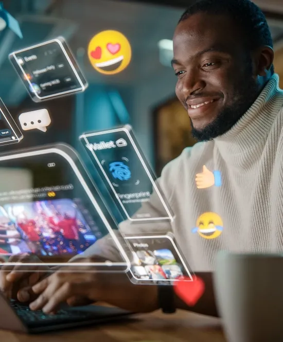 Homem faz a gestão de redes sociais