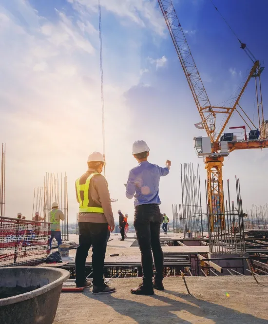 Dois engenheiros visualizando um módulo em construção