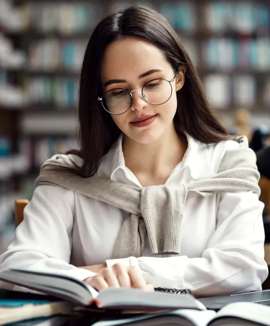 Mulher lê livro