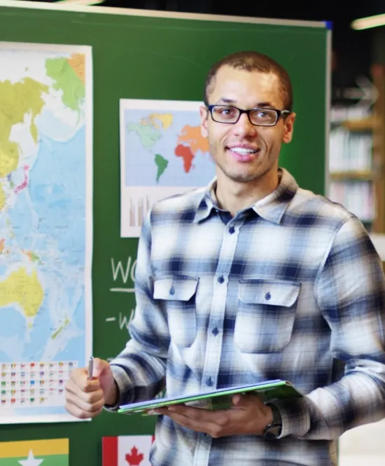 Professor masculino da geografia na sala de aula