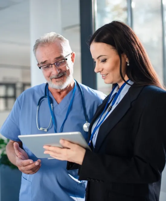 Gestora hospitalar auxilia médico