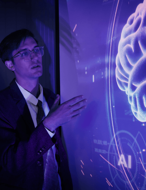 dois homens cientistas conversando de jaleco branco