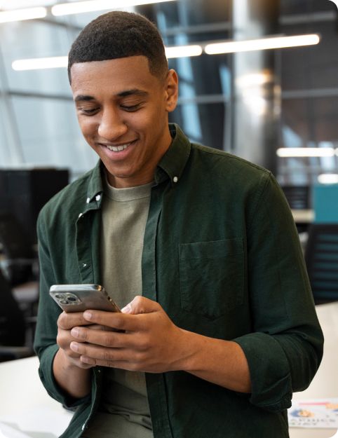 homem com tablet na mao em sua empresa