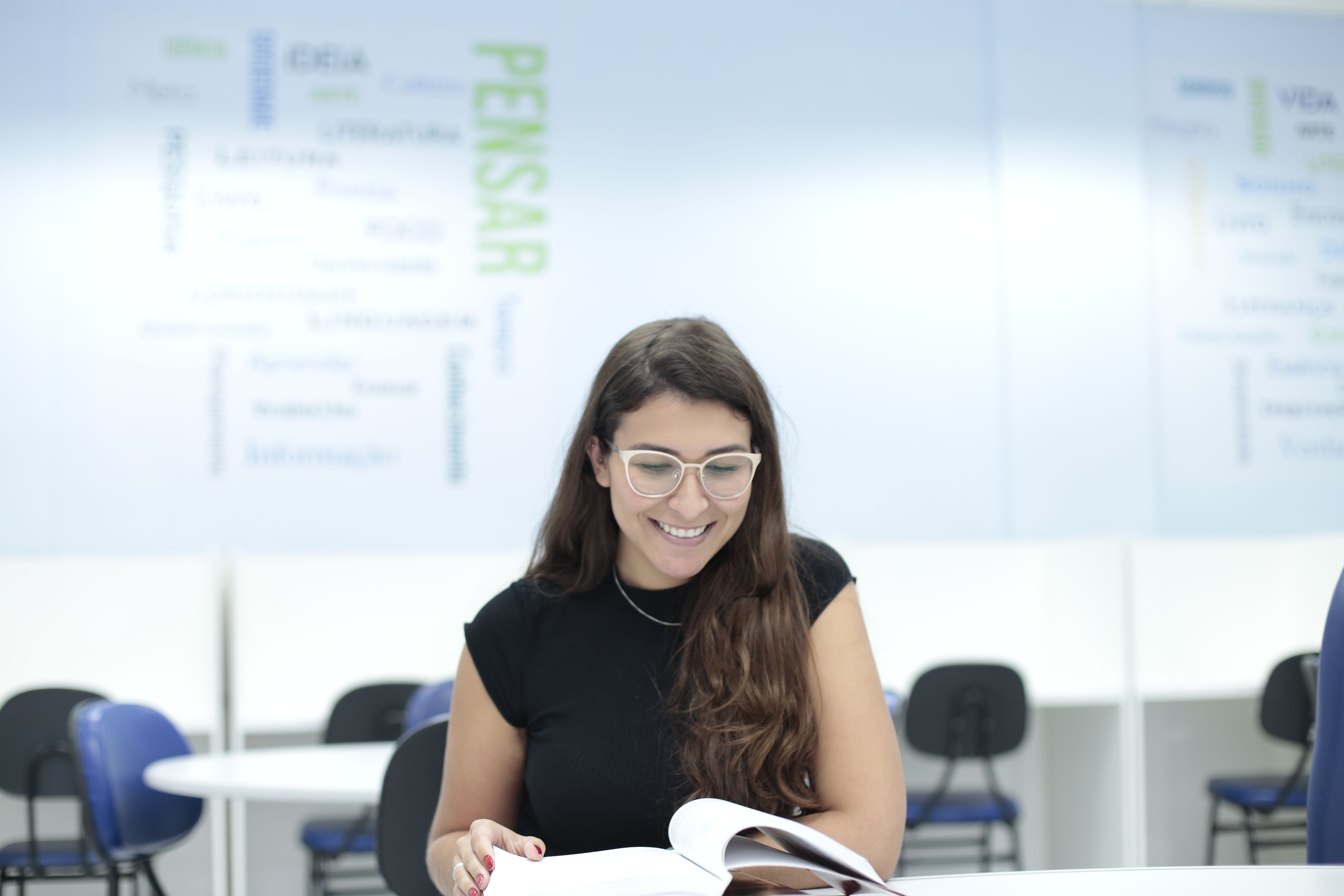 Guia de Letras - O que é, O que faz, Duração do curso e o Salário| Estácio