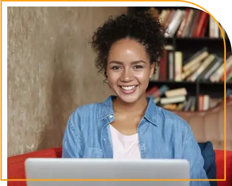 mulher sorrindo olhando pro notebook