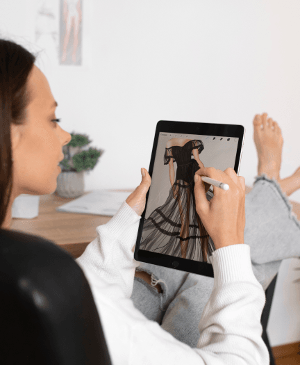 mulher branca com tablet na mão