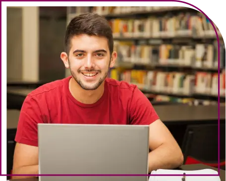 rapaz de cabelo grande ondulado na biblioteca