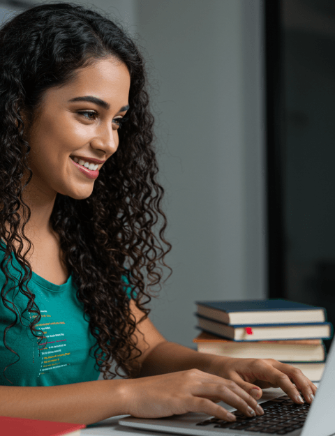 mulher cientista de dados de roupa social mexendo em notebook