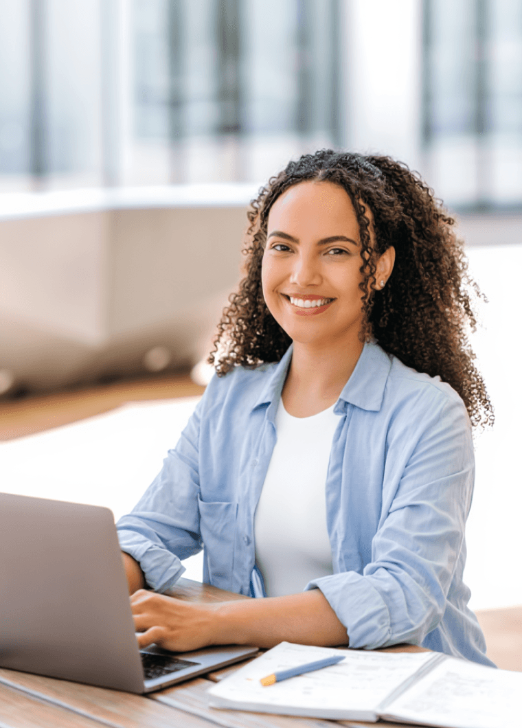 mulher cientista de dados de roupa social mexendo em notebook
