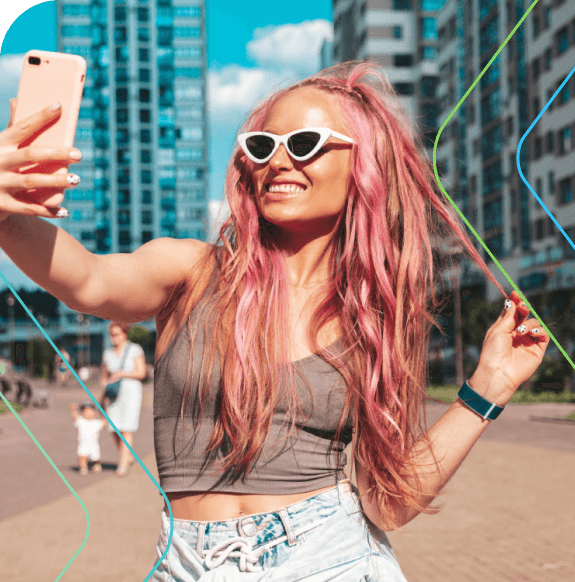 aluna influenciadora de cabelo rosa e celular na mão