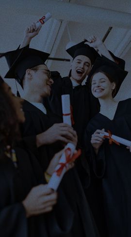 alunos vestidos de beca se formando