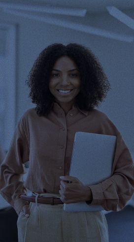 mulher morena sorrindo com tablet na mão