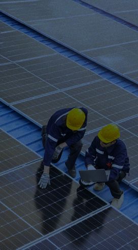 pesoas trabalhando com energia solar