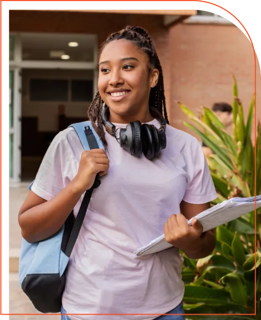 estudantes solhando para o notebook buscando pelo fies socia