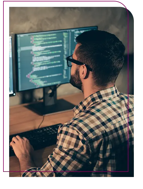 homem que trabalha com engenharia de software olhando os dados