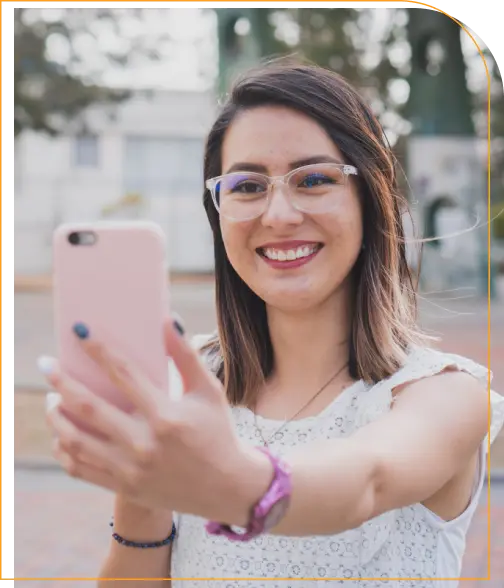 estudante influenciadora de oculos e celular na mão