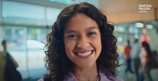 jovem sorrindo com logo da fmf
