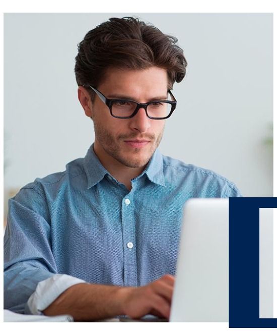 homem branco olhando para o computador