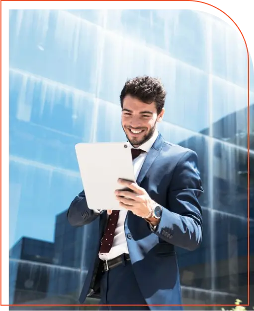 homem com tablet na mao em sua empresa