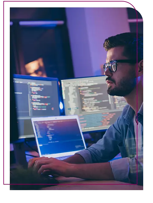 especialista em Cibersegurança e Governança de Dados trabalhando no computador