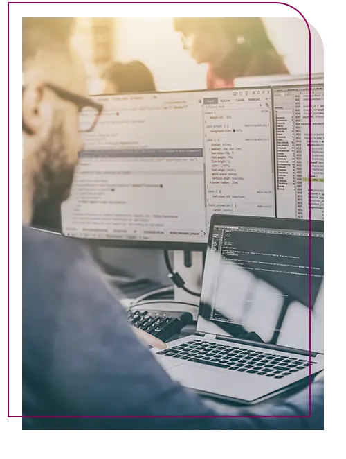 especialista em rquitetura e Projetos de Cloud Computing trabalhando no computador